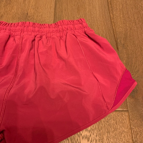 Lululemon Rippend Raspberry Hotty hot shorts size 6 - Picture 3 of 6